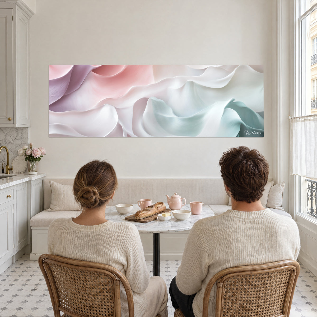 Schilderij van opalen stofwervelingen in mauve, zacht roze en ijzige munt, tegenover twee eters in een open keuken