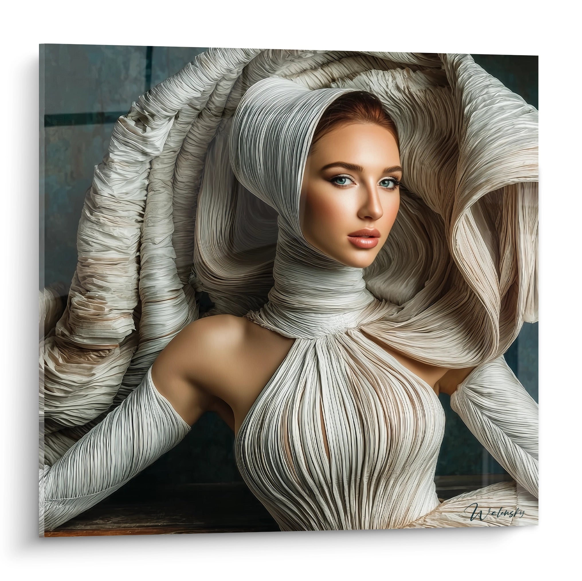 Tableau mural moderne femme élégante avec des drapés ondulants et un regard captivant