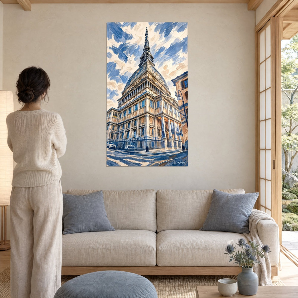 Obraz strzały Mole Antonelliana ochrowej i błękitnej, niebo pociągnięte pędzlem, kobieta od tyłu, nad kanapą w jasnym salonie