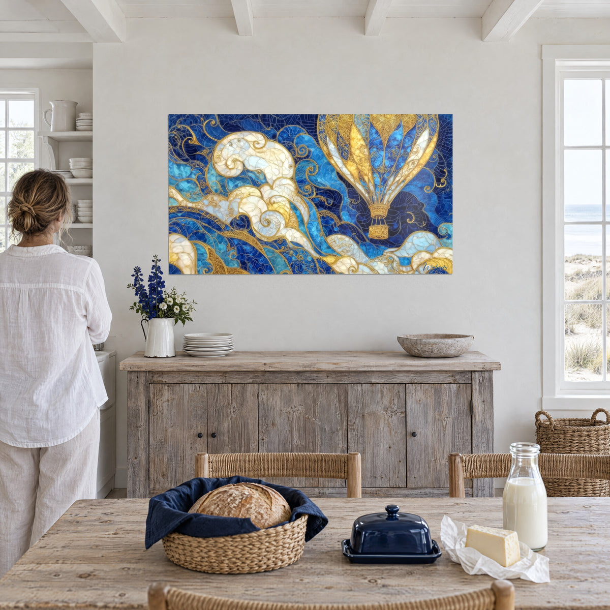 Gemälde himmlische Reise im Glasfenster-Stil: Ballon in Ocker und Gold, weiße Wolkenwellen auf kobaltblauem Grund, Frau von hinten in einem Esszimmer