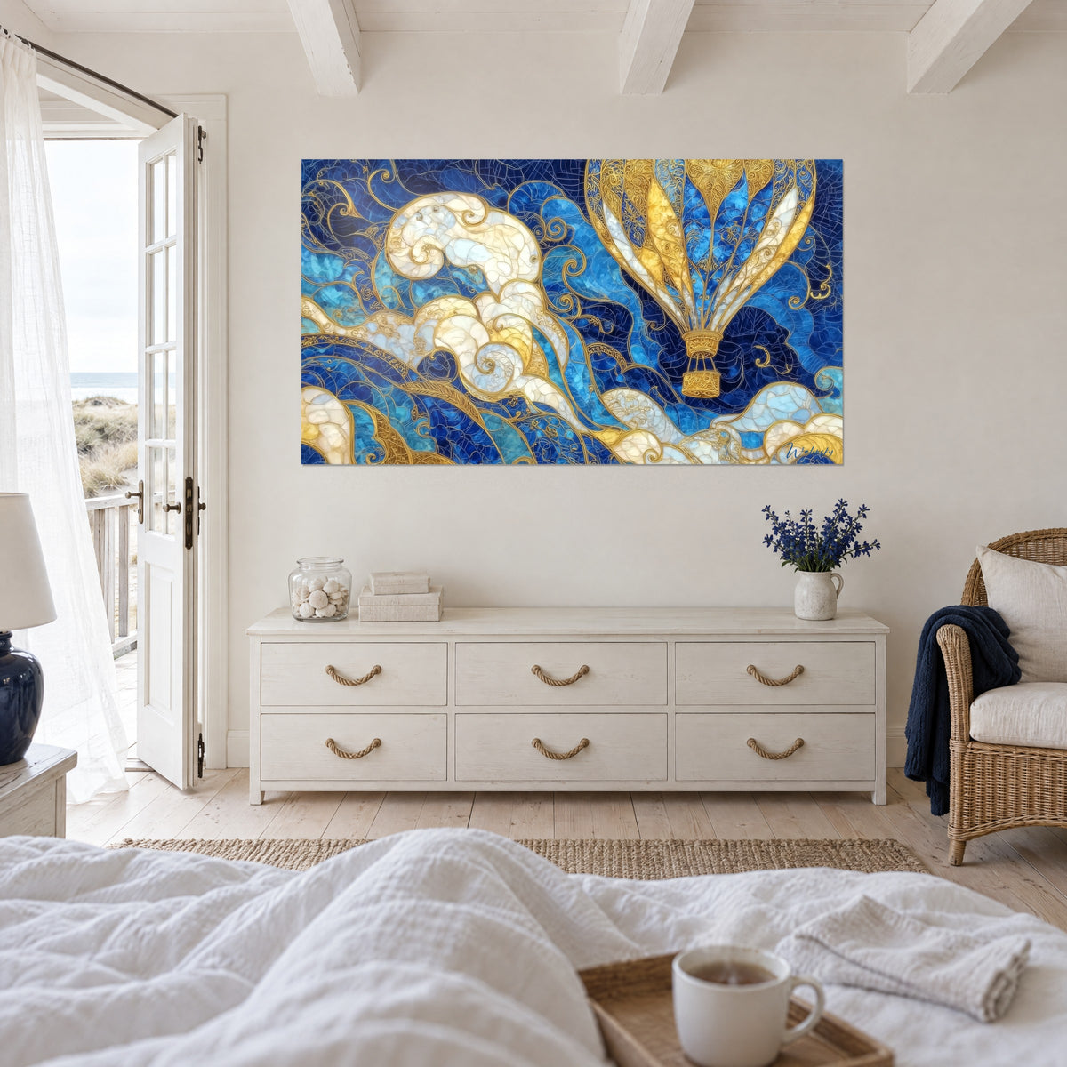 Gemälde goldener Korb unter einer durchbrochenen Hülle, cremefarbene Wolken und indigoblauer Himmel, Person von hinten, über einem Bett in einem hellen Schlafzimmer