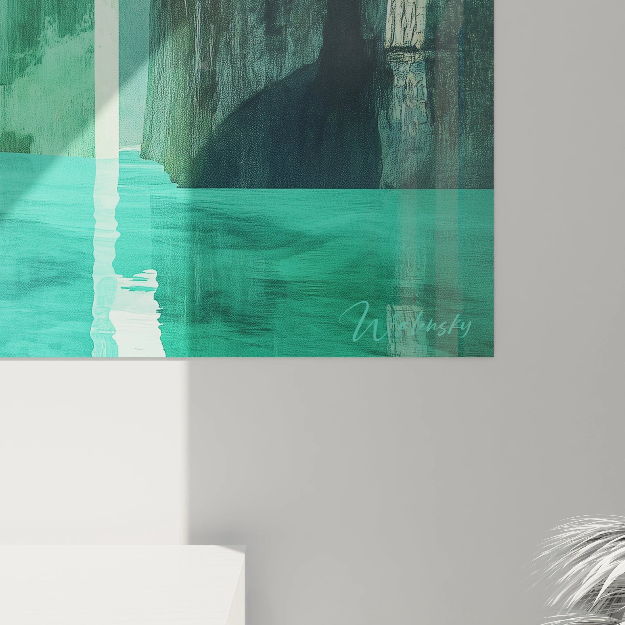 Un tableau monolithes aquatiques présentant des structures translucides vert émeraude qui se dressent dans une eau turquoise parfaitement calme. Les falaises naturelles aux teintes gris-bleu créent un cadre qui accentue la luminosité irréelle de la scène.
