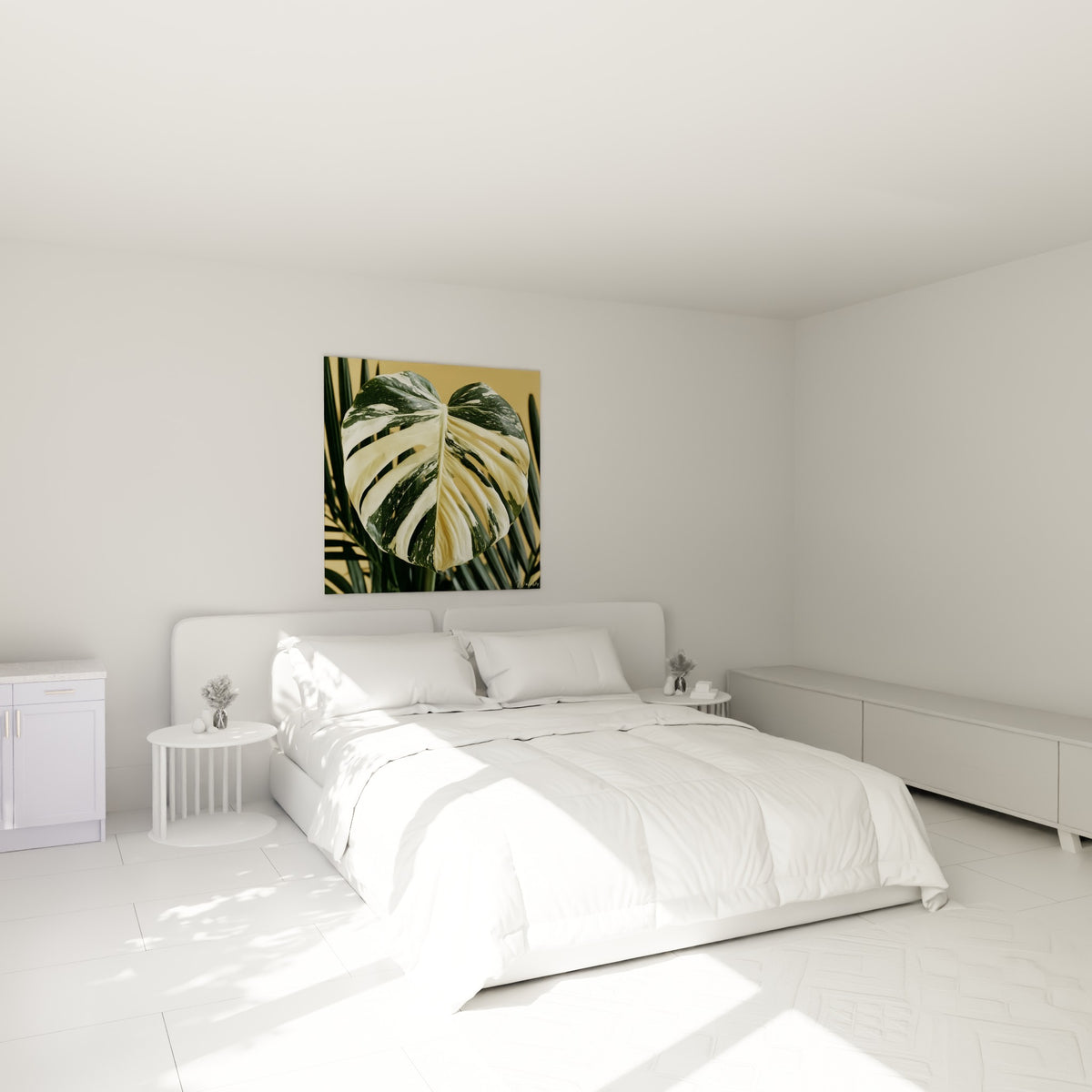 Feuille de Monstera crème et verte, variégation naturelle rare, au-dessus d'un lit dans une chambre claire