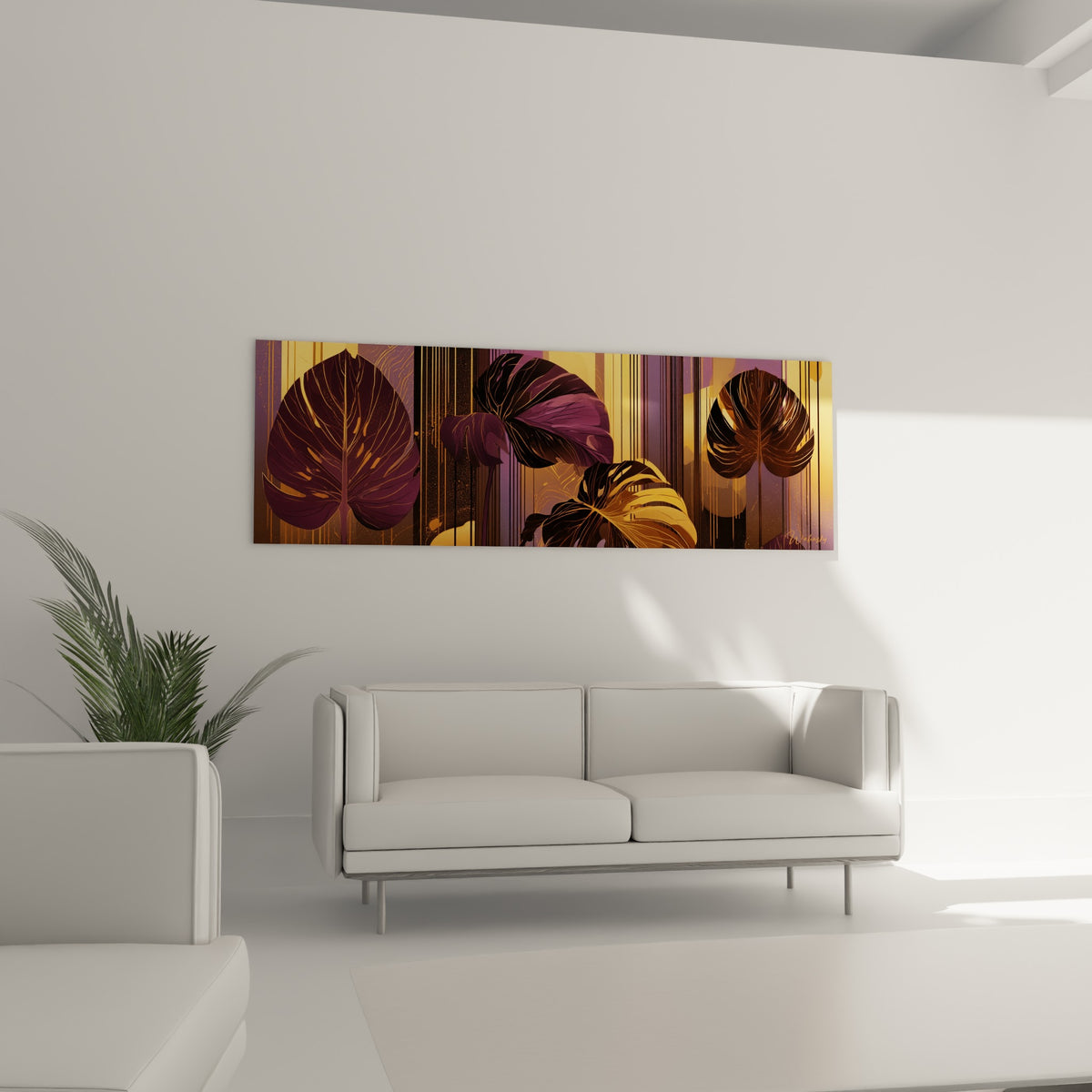 Quatre feuilles tropicales dorées et prune composent ce tableau Monstera au-dessus d'un canapé dans un salon lumineux