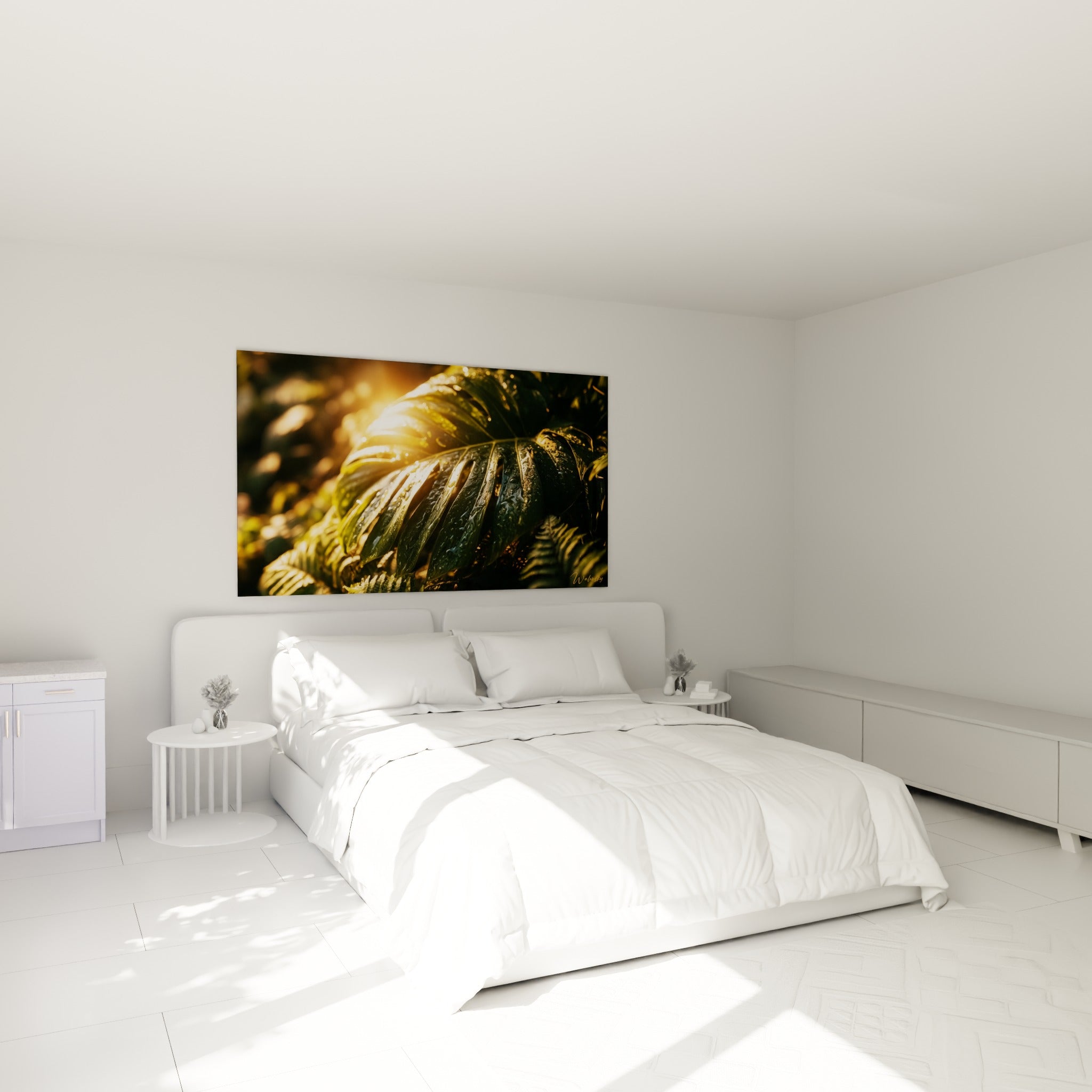 Monstera vert et doré, gouttes de rosée illuminées, accroché au-dessus d'un lit dans une chambre claire