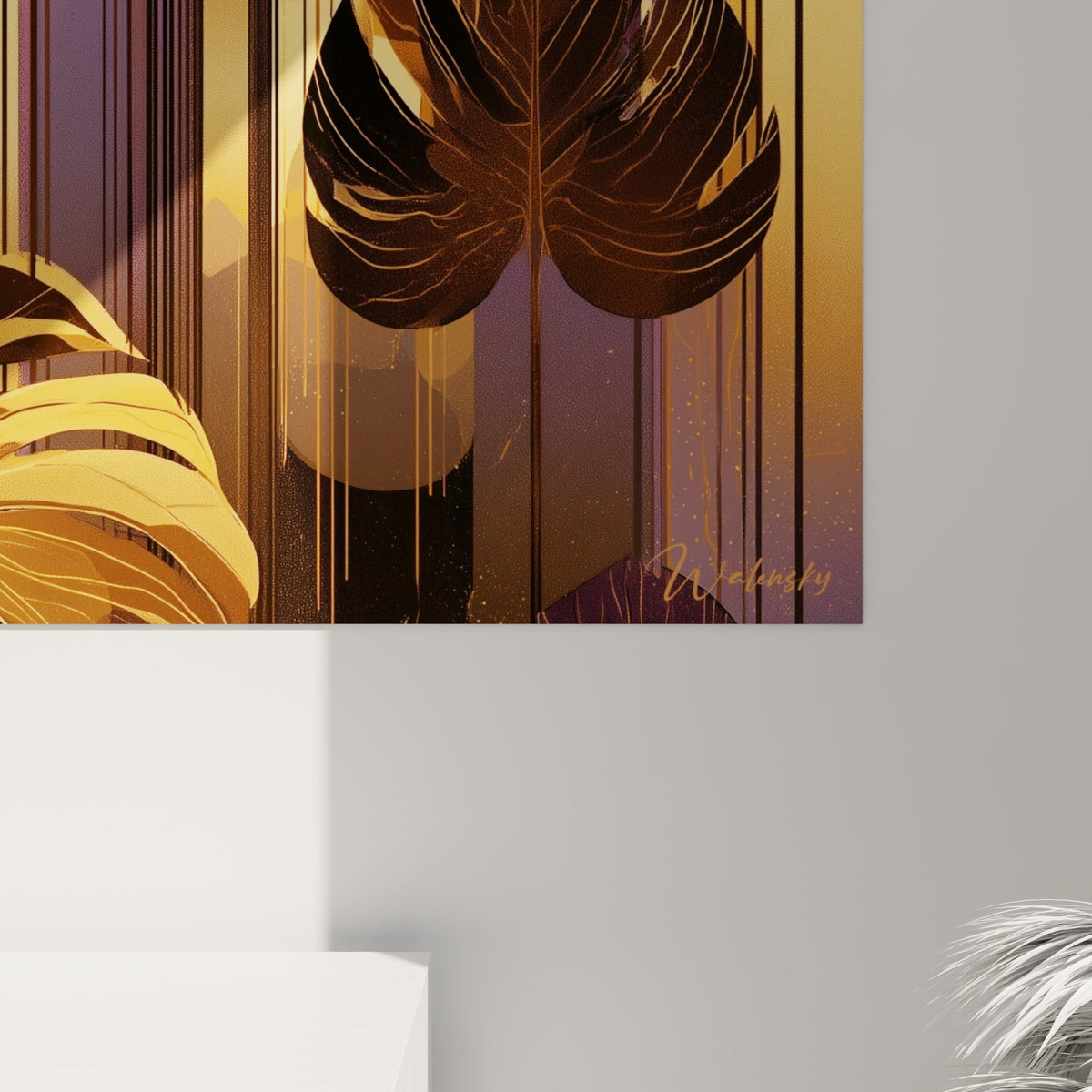Nervures dorées finement tracées sur la surface violette et brune du tableau Monstera, contrastes de matière visibles