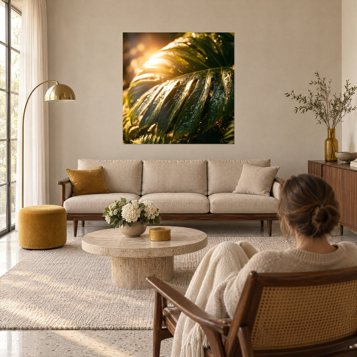 Quadro con foglia di monstera verde intenso perlata di rugiada, luce dorata controluce, sopra un divano in un soggiorno luminoso