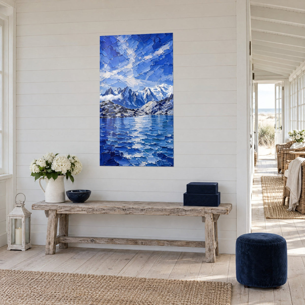 Schilderij van besneeuwde toppen van de Mont Blanc in kobaltblauw en wit, weerspiegelingen op het meer, witte plankenwand