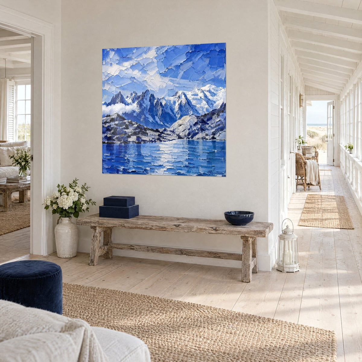 Πίνακας Mont Blanc με πινελιές σε βαθύ μπλε ουλτραμαρίν και λευκό, λίμνη στο κάτω μέρος, ανοιχτόχρωμος τοίχος δίπλα σε ηλιόλουστο διάδρομο