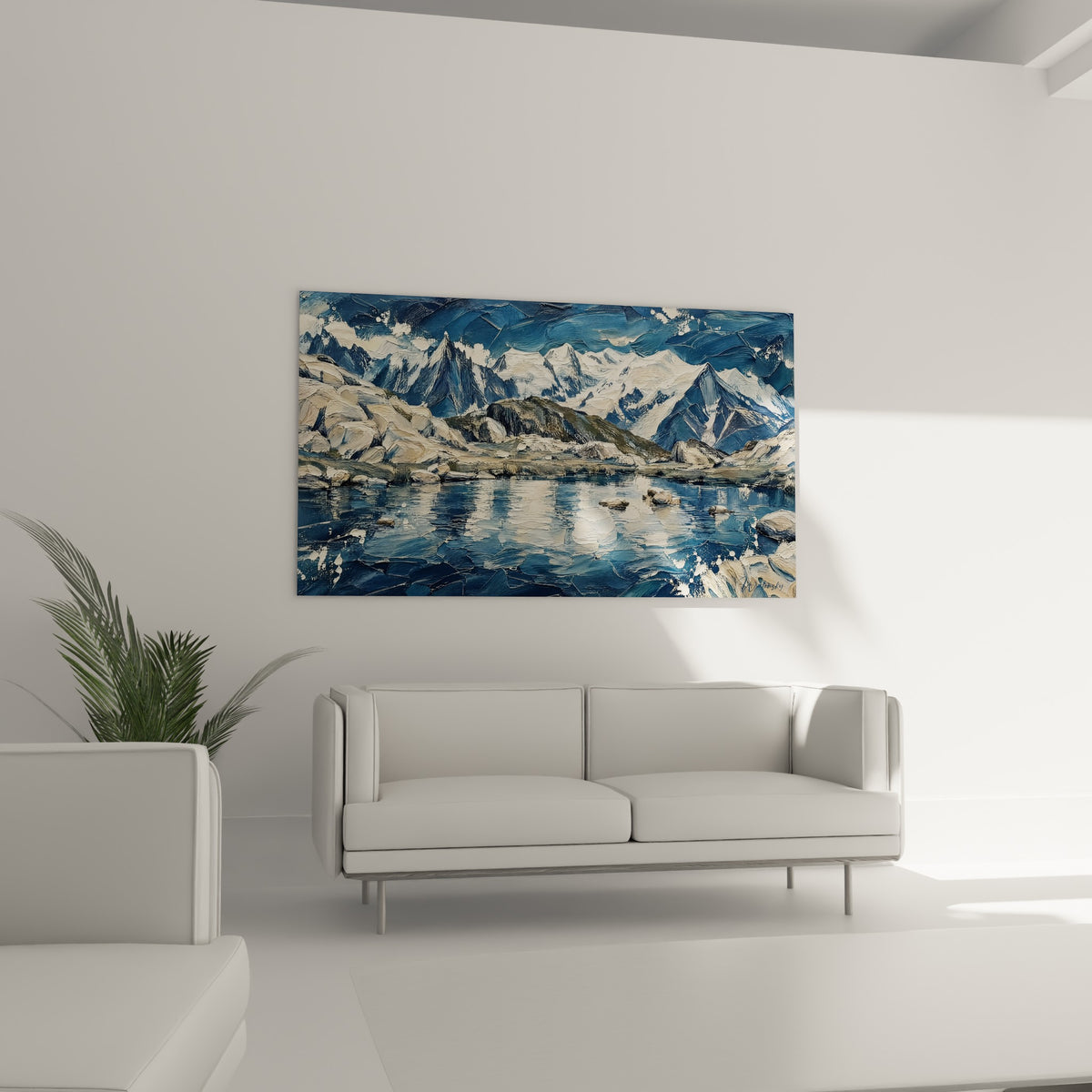 Chaîne montagneuse bleu profond et blanc cassé surplombant un lac calme, au-dessus d'un canapé dans un salon lumineux