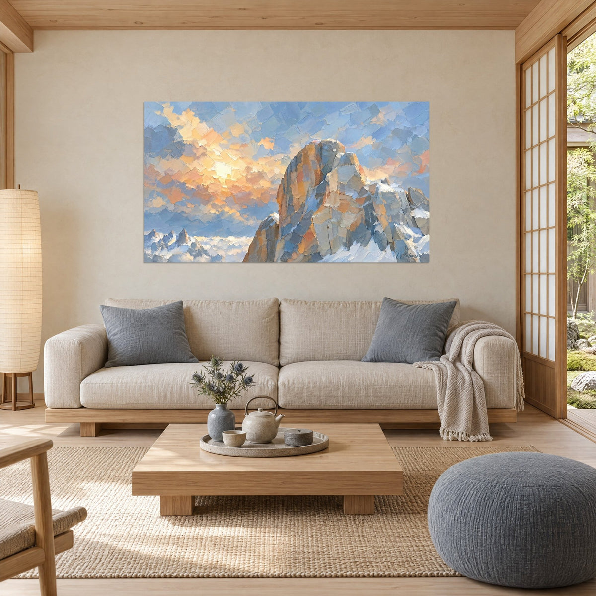 Cuadro pico rocoso en ocre y azul bajo nubes doradas, pinceladas gruesas, encima de un sofá en un salón luminoso