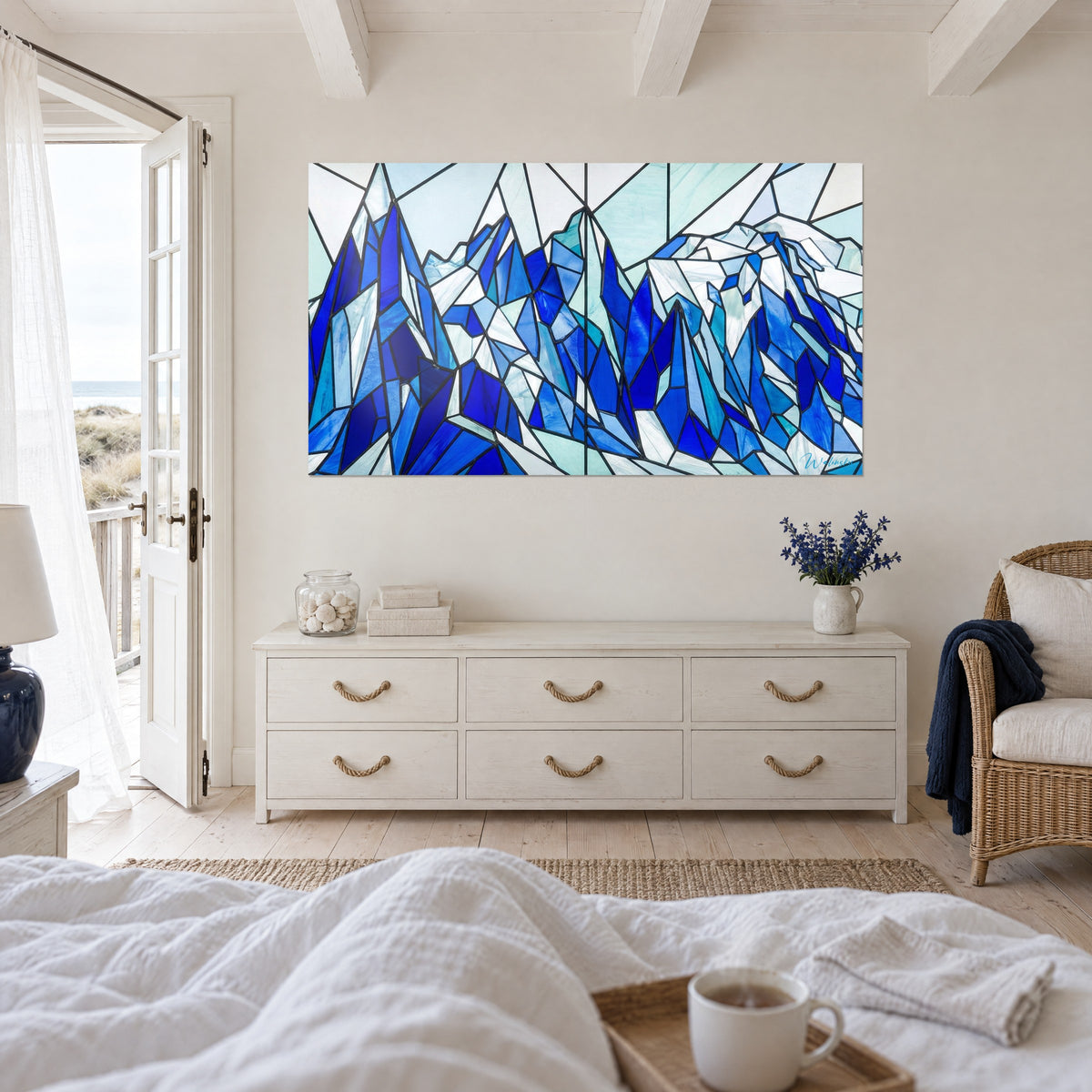 Cuadro de picos cristalinos en mosaico, azul ultramar y blanco nacarado, sobre una cama en un dormitorio luminoso