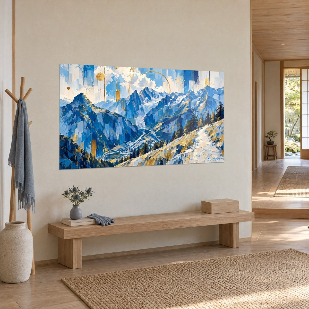 Cuadro de crestas nevadas en trazos de espátula azul cobalto y oro, círculo dorado suspendido, en un pasillo estilo japandi