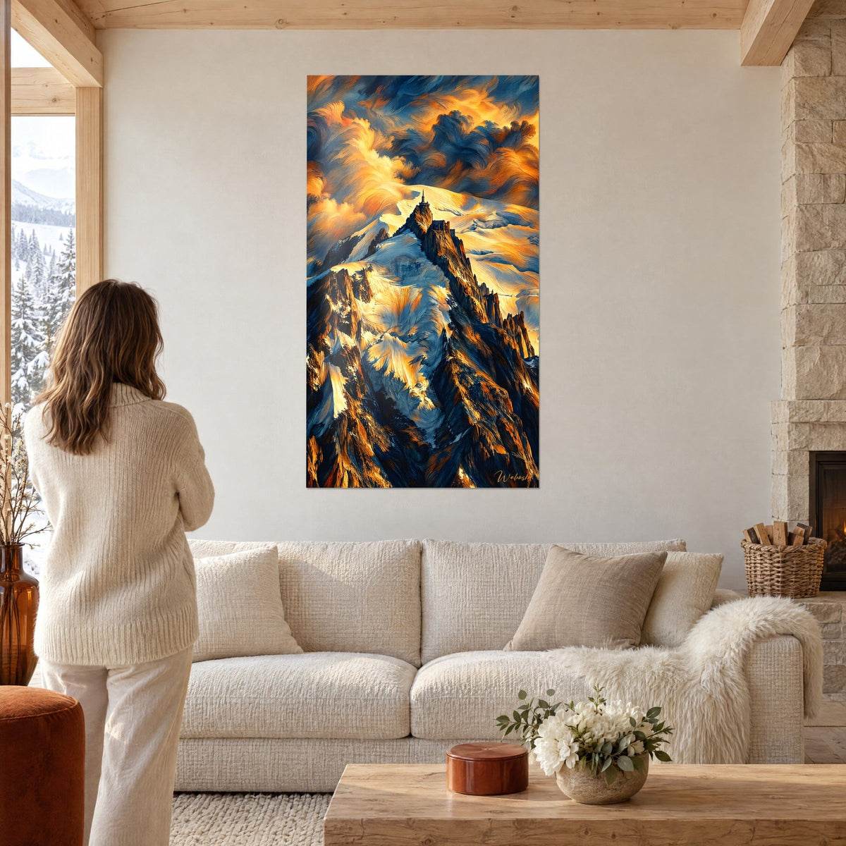 Cuadro cumbre nevada bajo nubes naranjas y azul noche, rocas marrones iluminadas, mujer de espaldas sobre un sofá en un salón luminoso
