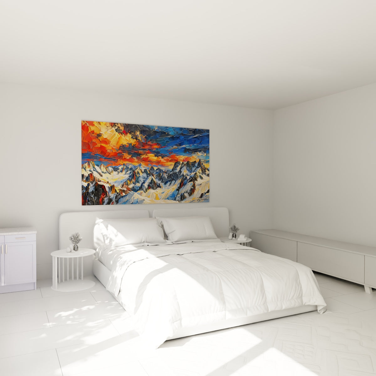 Sommets alpins embrasés d'orangé et de bleu marine, accrochés au-dessus d'un lit dans une chambre claire