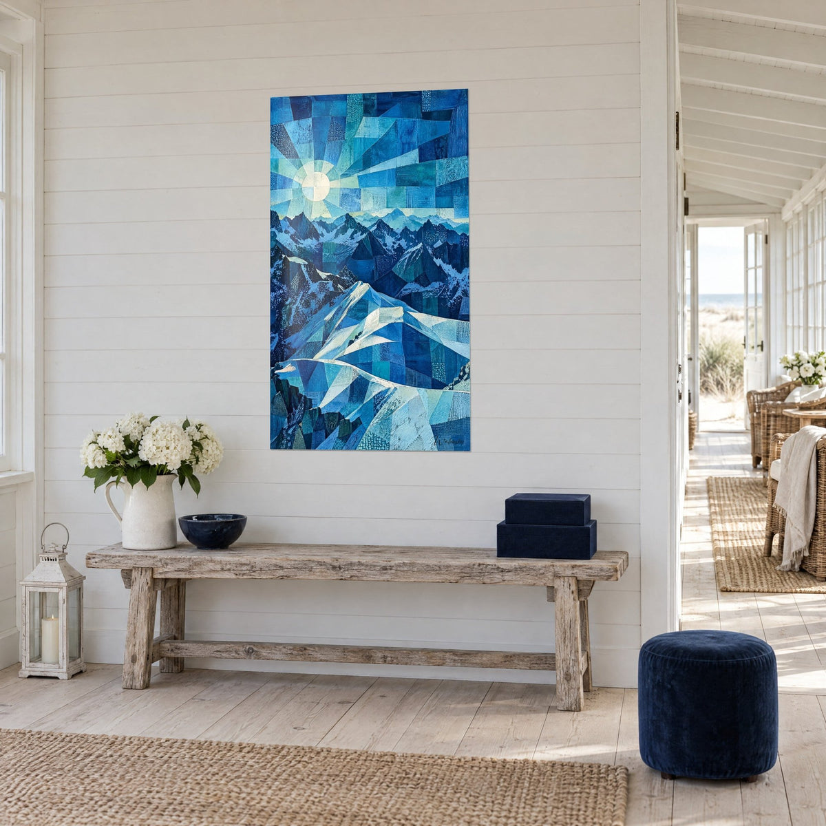 Schilderij massieve besneeuwde berg in gefacetteerde kobaltblauwe en turquoise tinten onder een ivoorkleurige schijf, driekwart aanzicht, bank van gebleekt hout