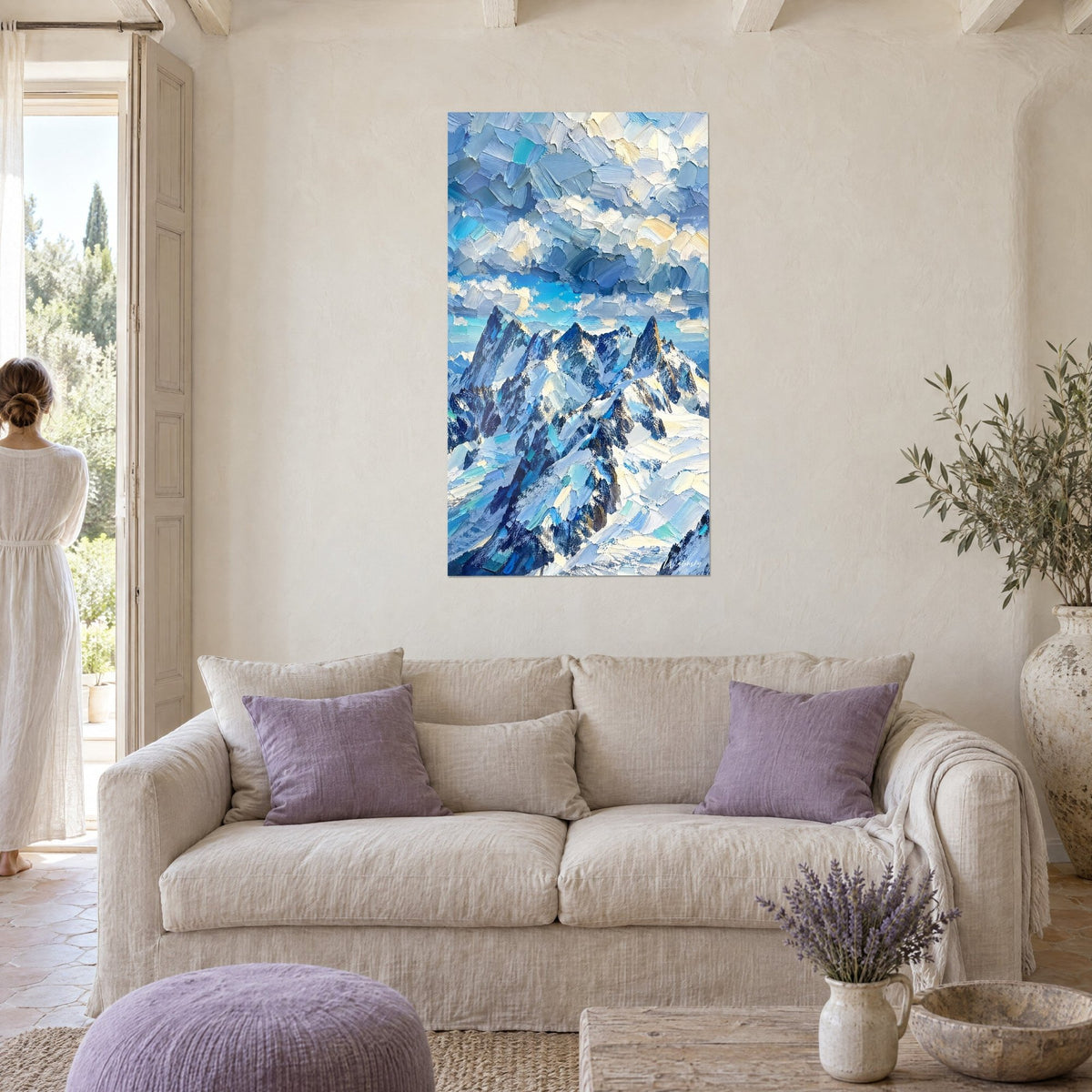 Cuadro de cimas nevadas con crestas azul marino y blanco crema, pinceladas gruesas de espátula, sobre un sofá en un salón luminoso
