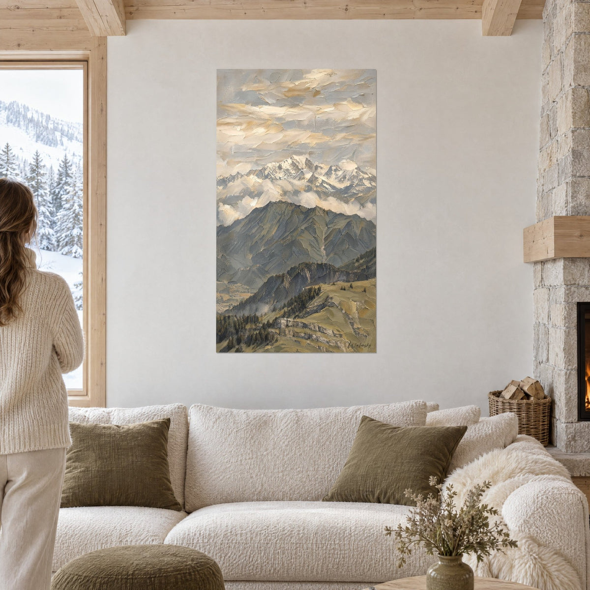 Gemälde eines massiven Mont-Blanc-Gipfels im Schnee, cremefarbene und goldene Wolken, grau-grüne Hänge, über einem Sofa in einem hellen Wohnzimmer