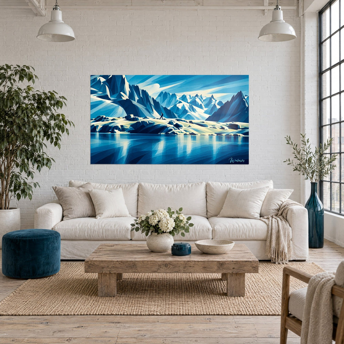 Gemälde eines einsamen Wanderers am Ufer eines Gletschersees, kobaltblaue und weiße Gipfel, über einem Sofa in einem hellen Wohnzimmer
