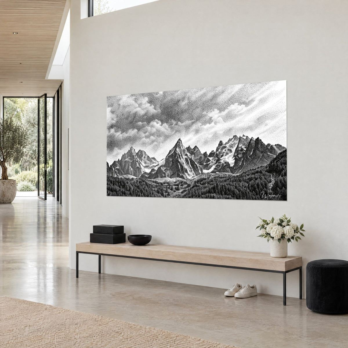 Gemälde Alpenkette in pointillistischer Gravur, schwarze Gipfel und weißer Schnee unter wolkigem Himmel, helle beige Wand