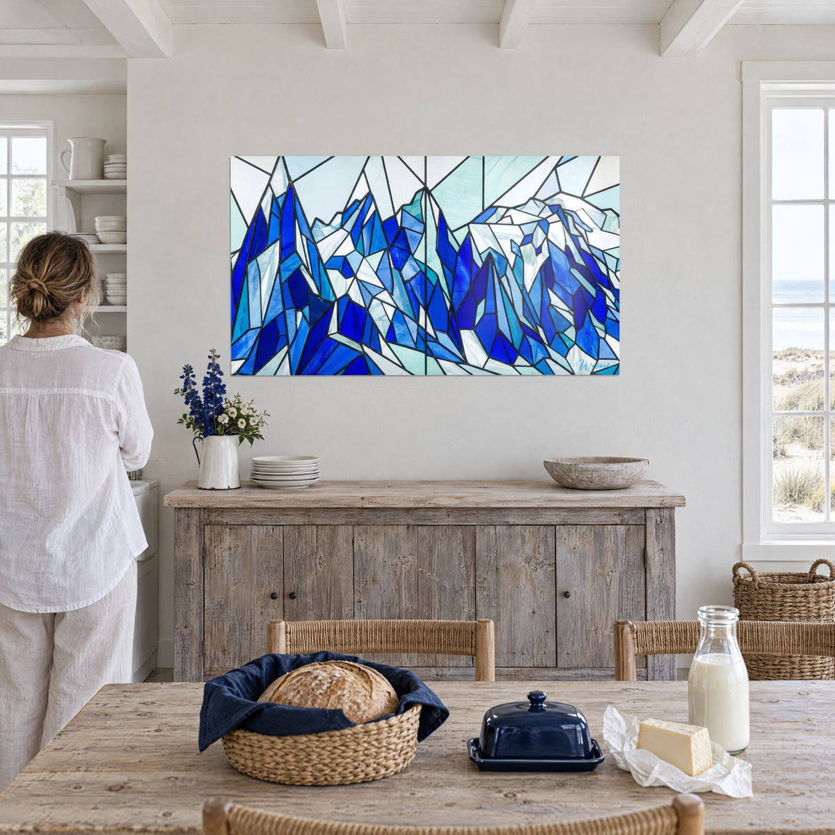 Cuadro de glaciar en facetas de vidrio, azul profundo y turquesa claro, pared blanca junto a una mesa de cocina rústica