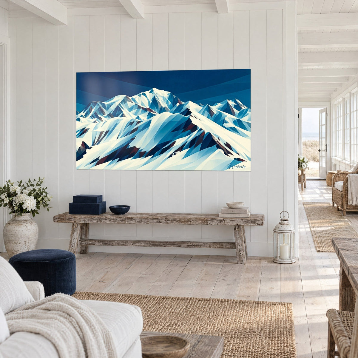 Cuadro macizo alpino de aristas cristalinas, nieve marfil y sombras azul petróleo, encima de un banco de madera en bruto en una casa junto al mar