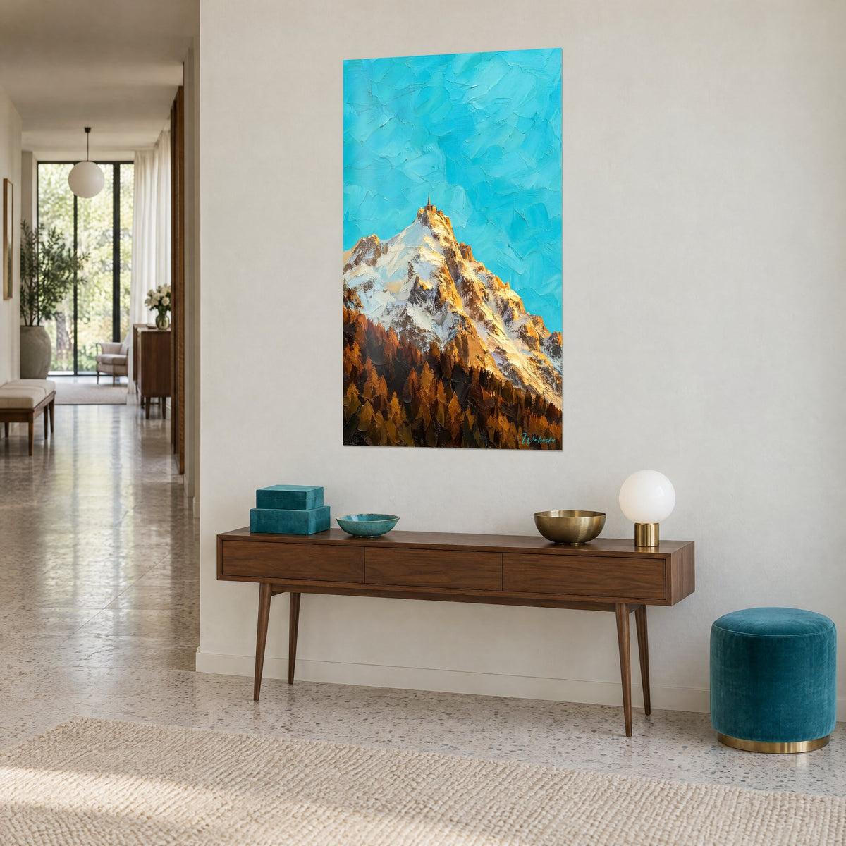 Quadro picco roccioso dai fianchi innevati dorati, cielo turchese a pennellate di spatola, bosco di larici ramati, console in legno in un corridoio