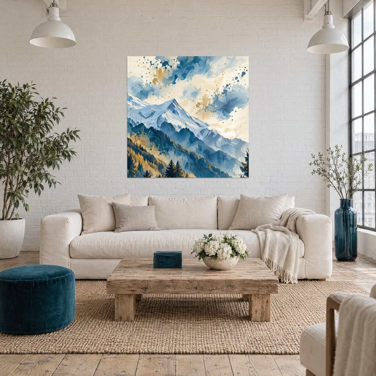 Cuadro cumbre nevada con nubes azul cielo y oro, salpicaduras sobre papel crema, encima de un sofá en un salón luminoso
