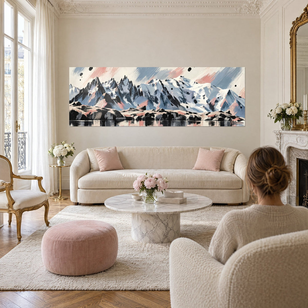 Cuadro de una cordillera alpina nevada en rosa empolvado y azul pizarra, salpicaduras de tinta negra, lago como un espejo, encima de un sofá en un salón luminoso