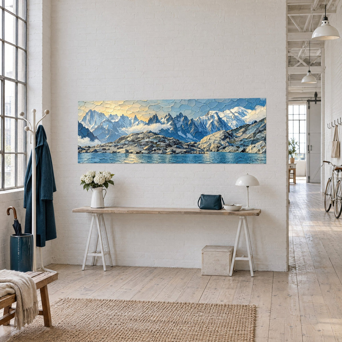 Gemälde Alpenmassiv mit vereisten Graten, grauen Felsen und türkisfarbenem Wasser, Dreiviertelansicht in einem Künstlerloft
