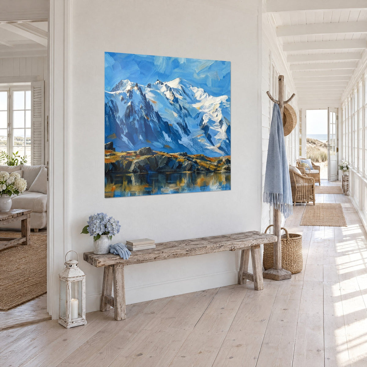 Cuadro glaciar alpino en pintura al óleo, laderas azul ultramar y blanco crema, rocas doradas, vista de tres cuartos en un pasillo claro