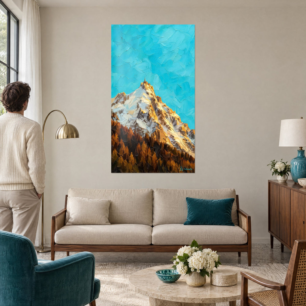 Quadro ago innevato coronato da un belvedere, cielo turchese a impasto spesso, larici ocra, sopra un divano in un soggiorno luminoso
