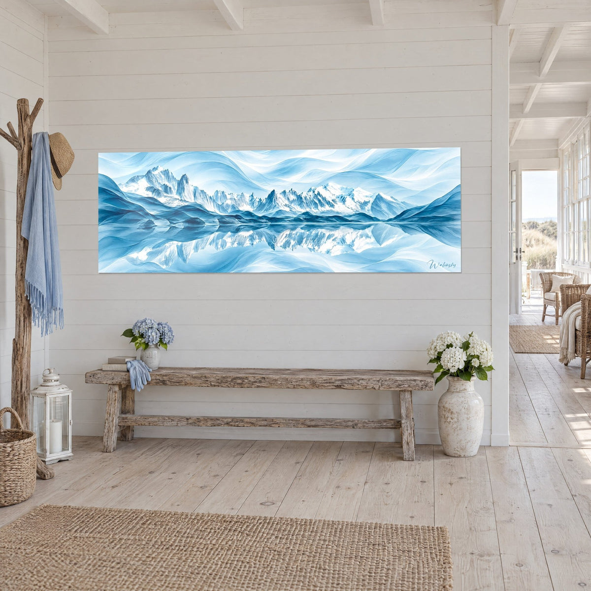Gemälde Panorama schneebedeckter Gipfel, die sich im ruhigen Wasser spiegeln, Himmelblau und Weiß, an einer Wand aus hellen Holzlamellen
