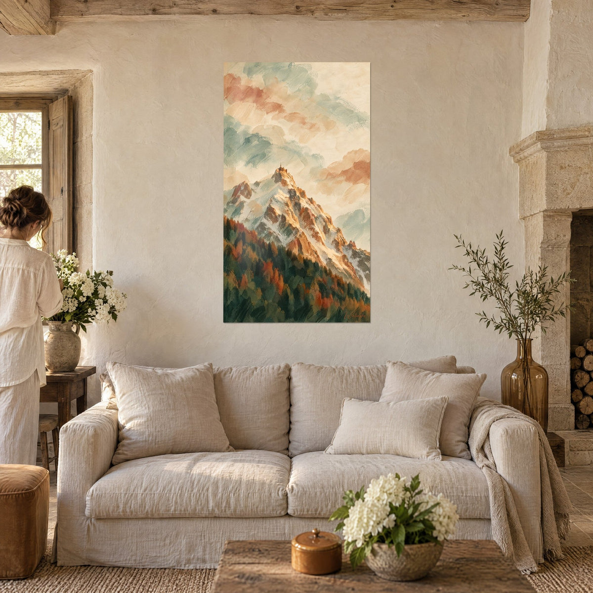 Gemälde Gipfel mit Schnee, orangefarbene Felsen und dunkelgrüne Tannen unter blassrosa Himmel, über einem Sofa in einem hellen Wohnzimmer