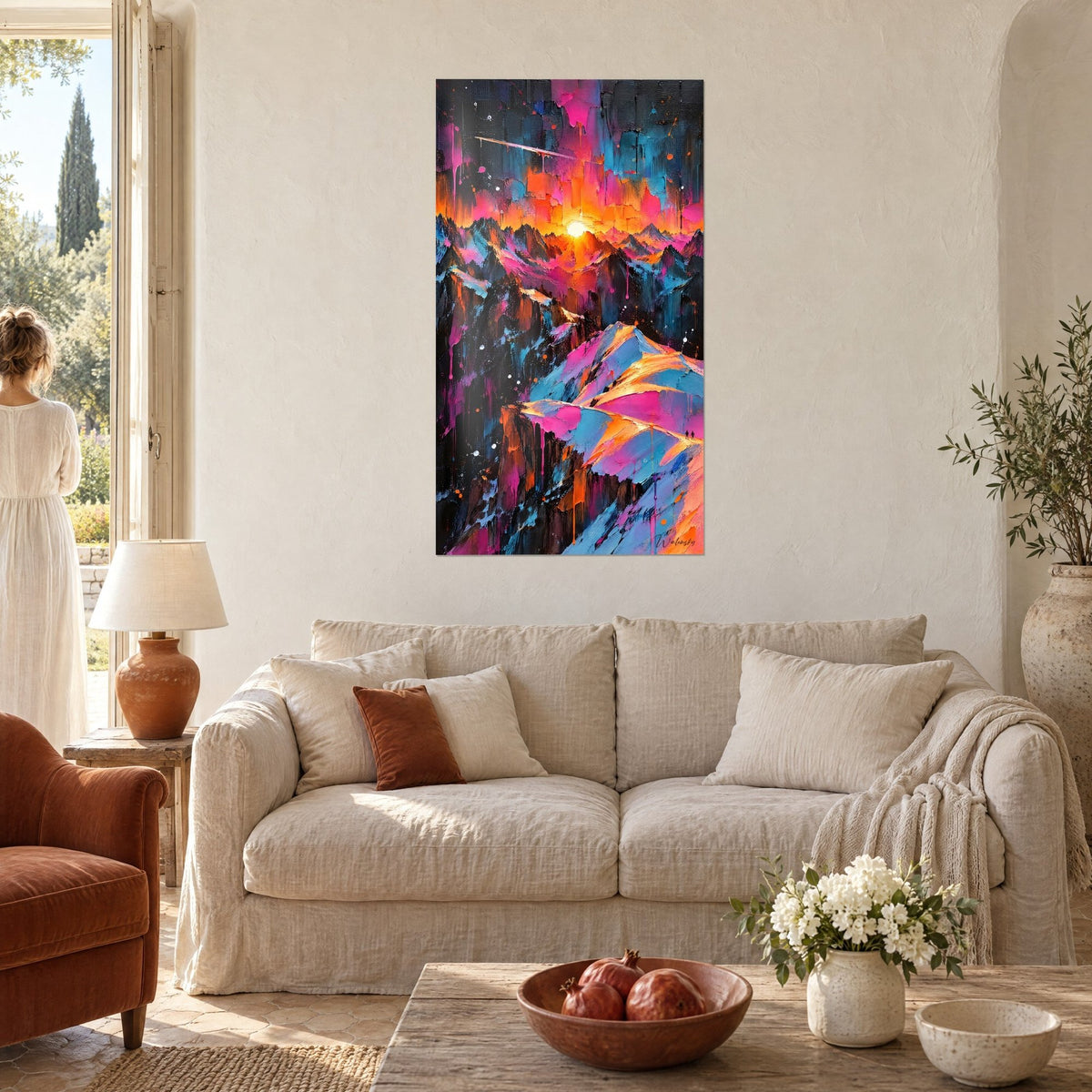 Quadro cime innevate in fucsia e blu ghiacciaio, sole arancione sulla cresta, sopra un divano in un soggiorno luminoso