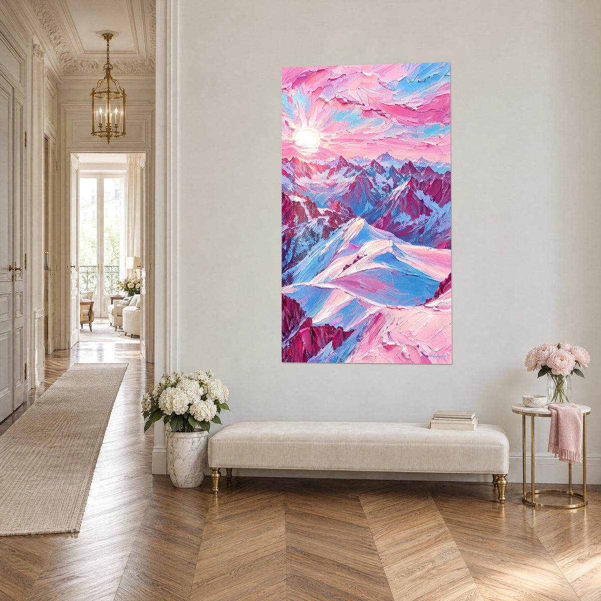 Gemälde mit Panorama vereister Gipfel, puderrosa Himmel und bläulichem Schnee, pastose Farbaufträge, Ansicht aus dreiviertel Perspektive in einem Haussmann-Flur
