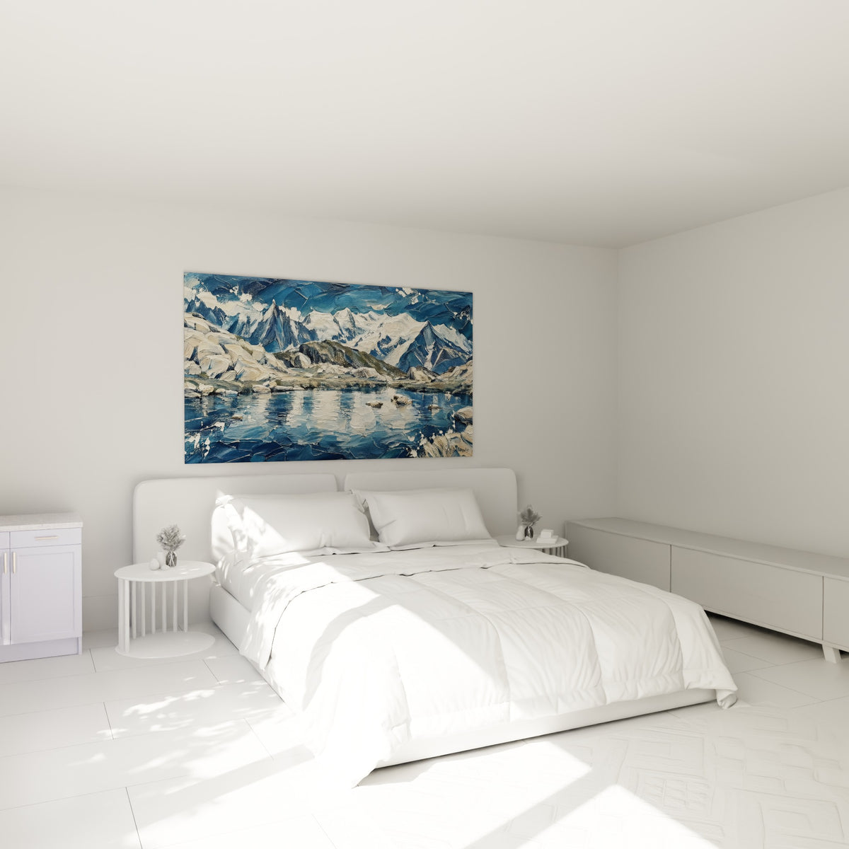 Sommets enneigés bleu et blanc du Mont Blanc reflétés dans un lac, au-dessus d'un lit dans une chambre claire
