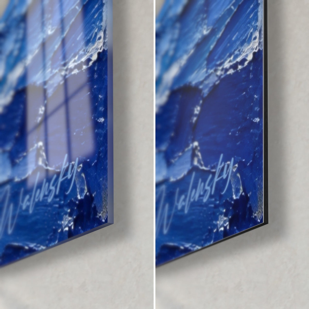 Schilderij van alpiene toppen in dikke penseelstreken van ultramarijnblauw en wit, rechterbenedenhoek: glanzend glas links, mat Dibond rechts