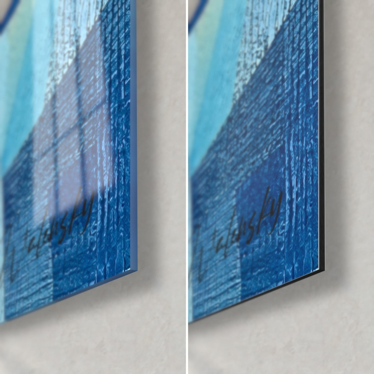 Schilderij berg in nachtblauwe en turquoise vlakken, rechtsonder: glanzend acrylglas links, mat Dibond-aluminium rechts