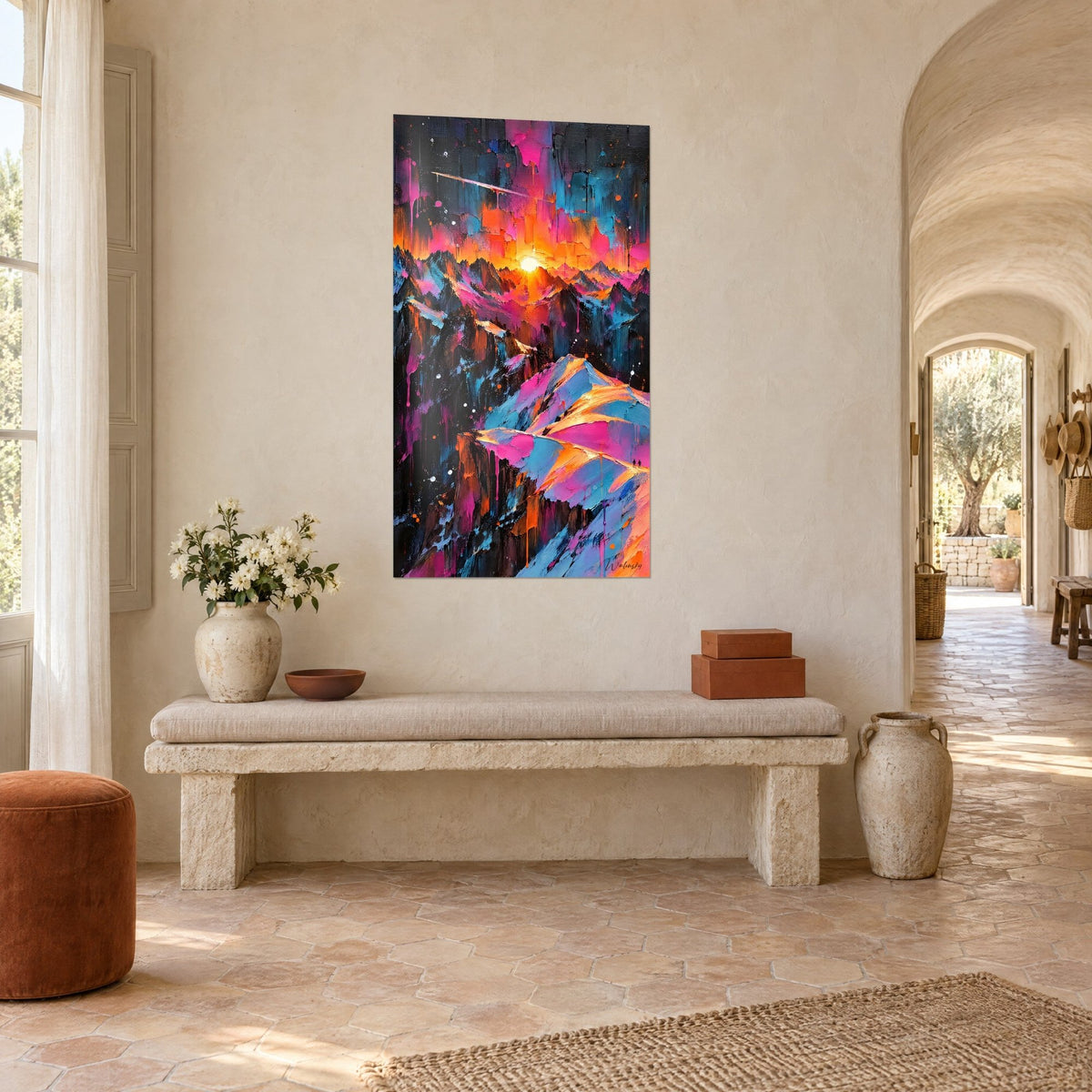 Quadro catena alpina dipinta a spatola, creste azzurro cielo e magenta, cielo arancione striato, vista di tre quarti in un casale