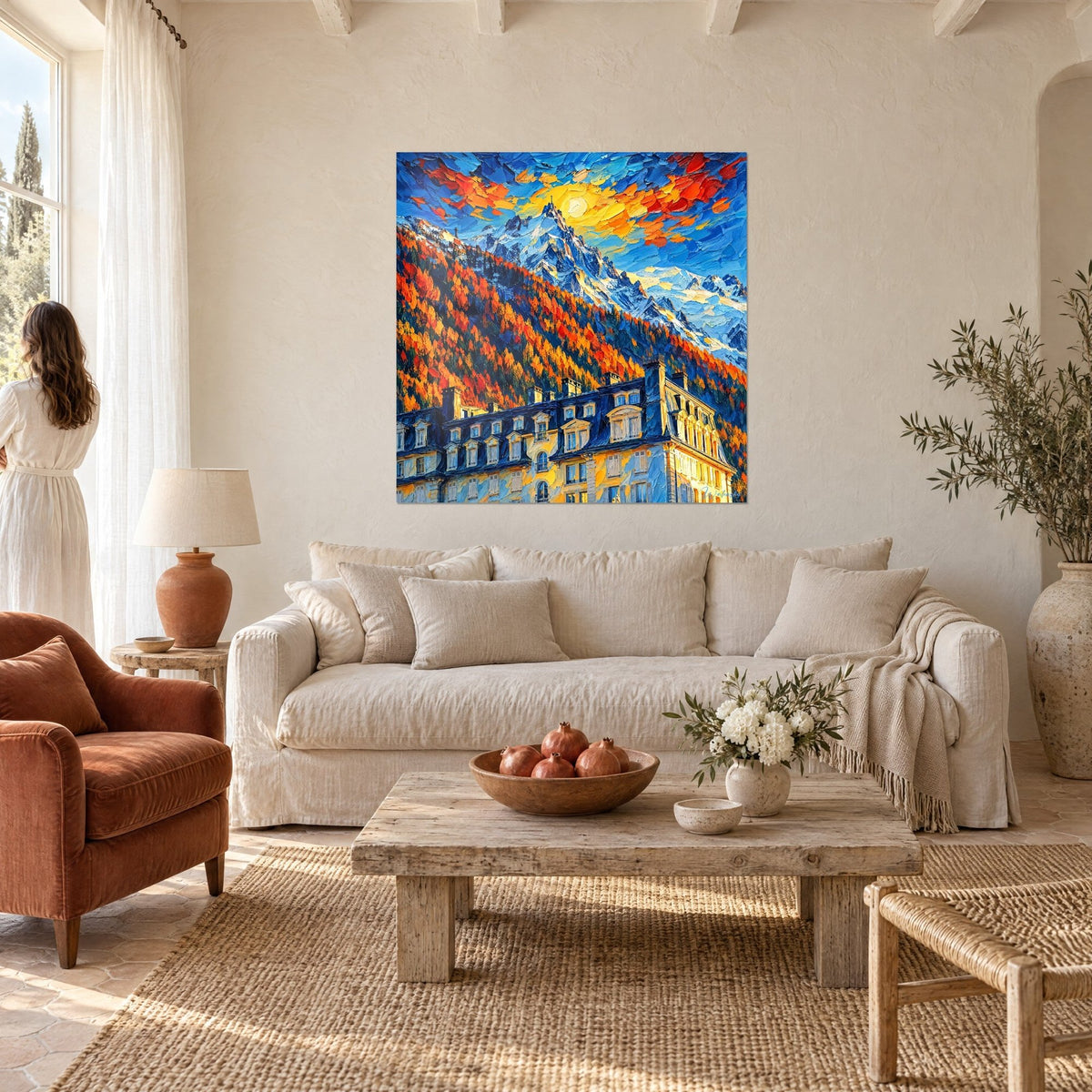 Gemälde Schneenadel über einem orangefarbenen Lärchenwald, blauer Himmel und gelbe Sonne, Frau von hinten über einem Sofa in einem hellen Wohnzimmer
