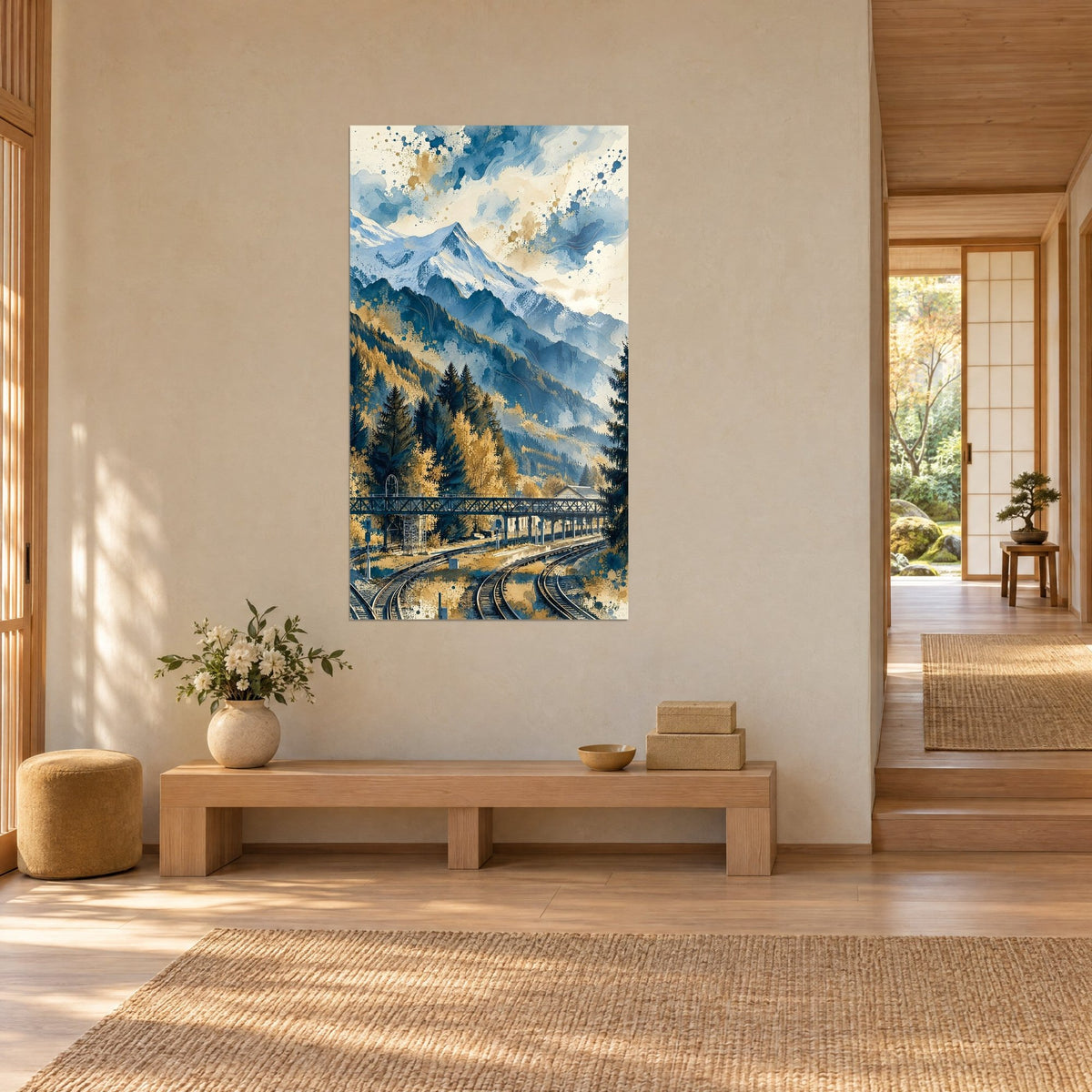 Gemälde Mont Blanc in Aquarell, Metallbrücke über geschwungene Gleise, himmelblauer Himmel mit goldenen Spritzern, beige Wand eines Japandi-Flurs