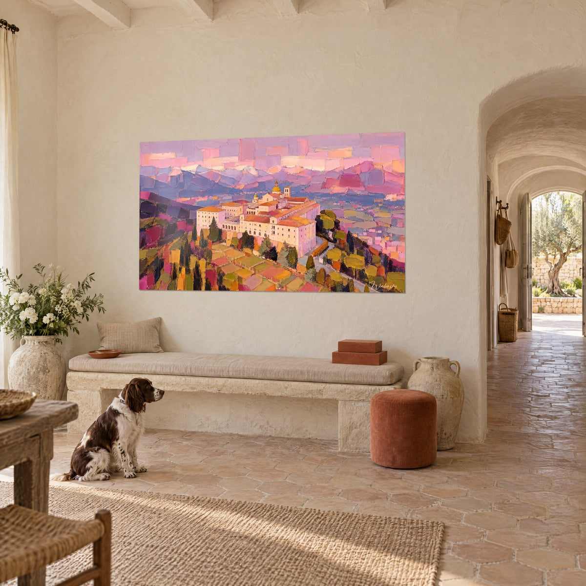 Tableau monastère italien rose et ocre dominant des champs en patchwork vert olive, spaniel assis sur le carrelage du mas