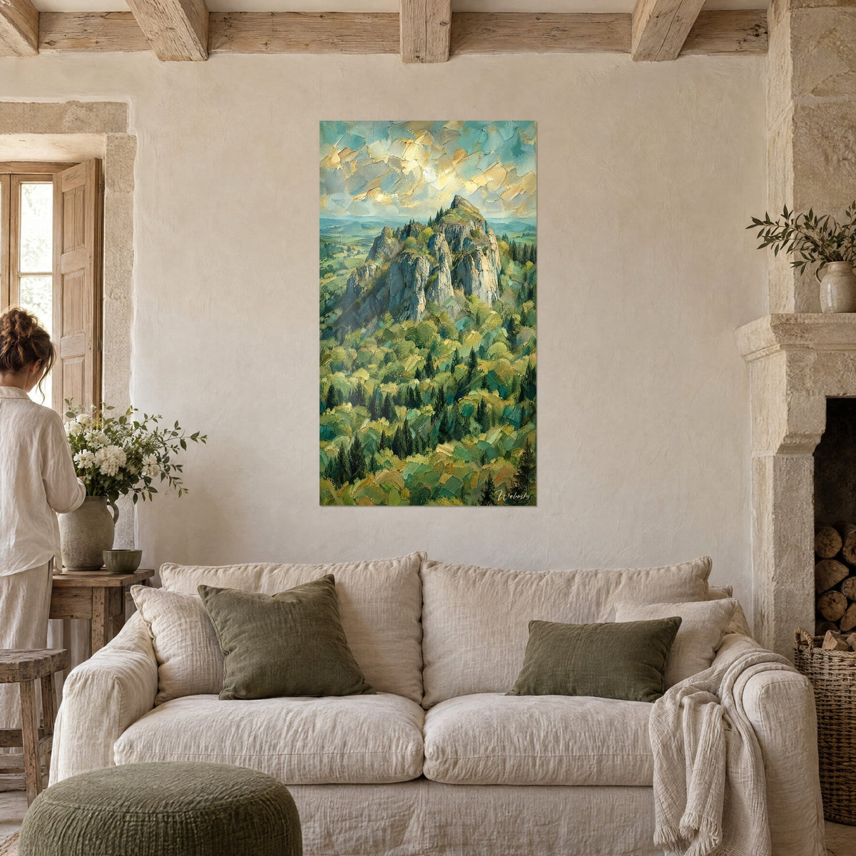 Tableau pic rocheux vert et doré dominant la forêt de sapins, spectateur de dos, au-dessus d'un canapé dans un salon lumineux