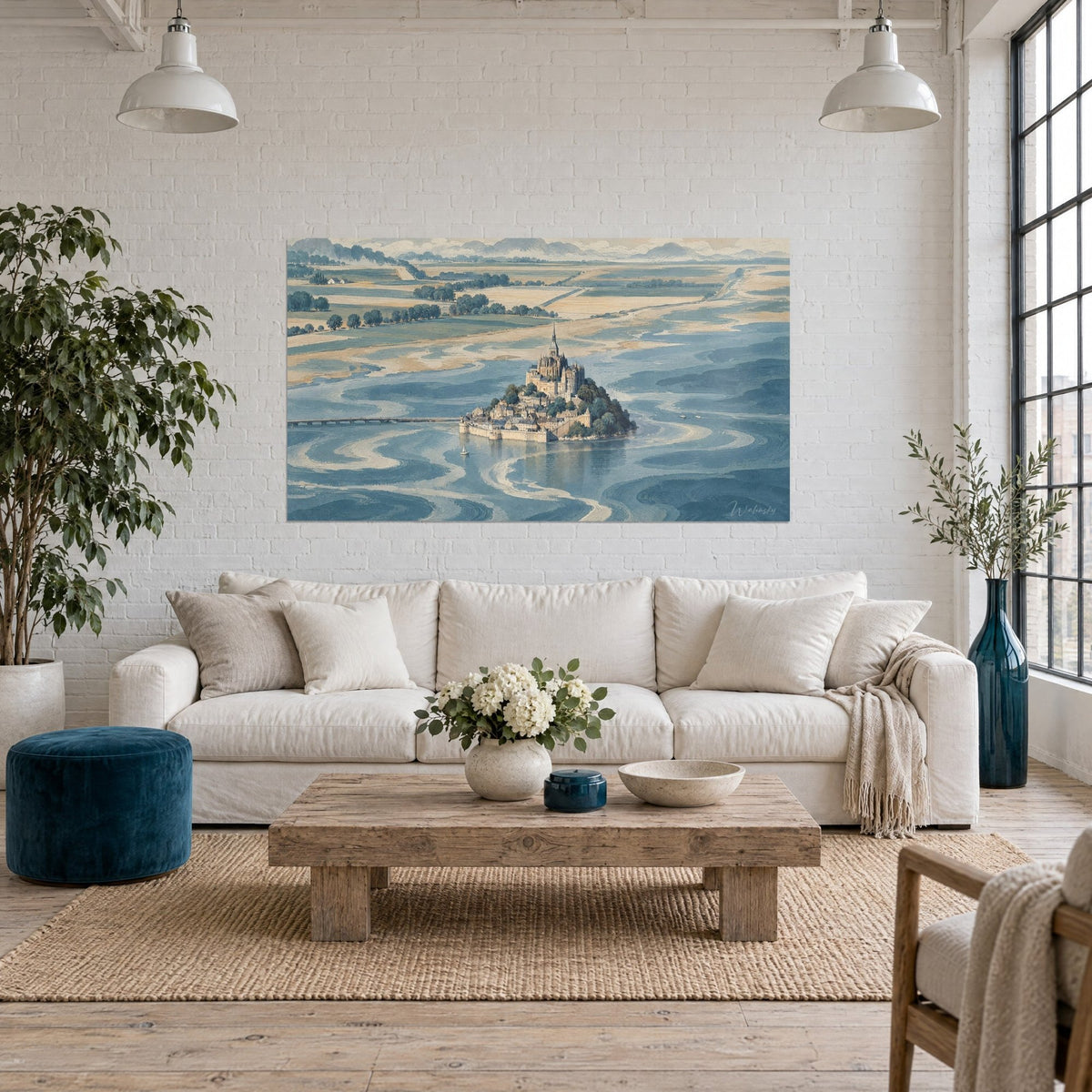 Schilderij van een gotische abdij op haar rotseiland, staalblauwe baai met zandocker krommingen, boven een bank in een lichte woonkamer