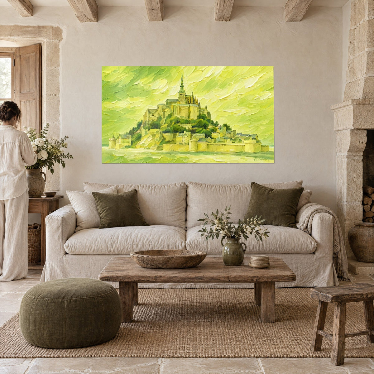 Gemälde Mont-Saint-Michel mit dicken pastösen Farbaufträgen, Anisgrün und Zitronengelb, eine Frau von hinten, über einem Sofa in einem hellen Wohnzimmer