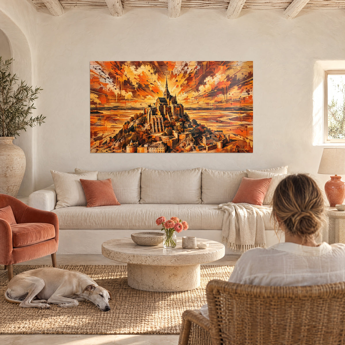 Gemälde Abtei auf ihrem Felsen thronend, orangefarbener und gelber Himmel in Explosionen, Tintenläufe, über einem Sofa in einem hellen Wohnzimmer