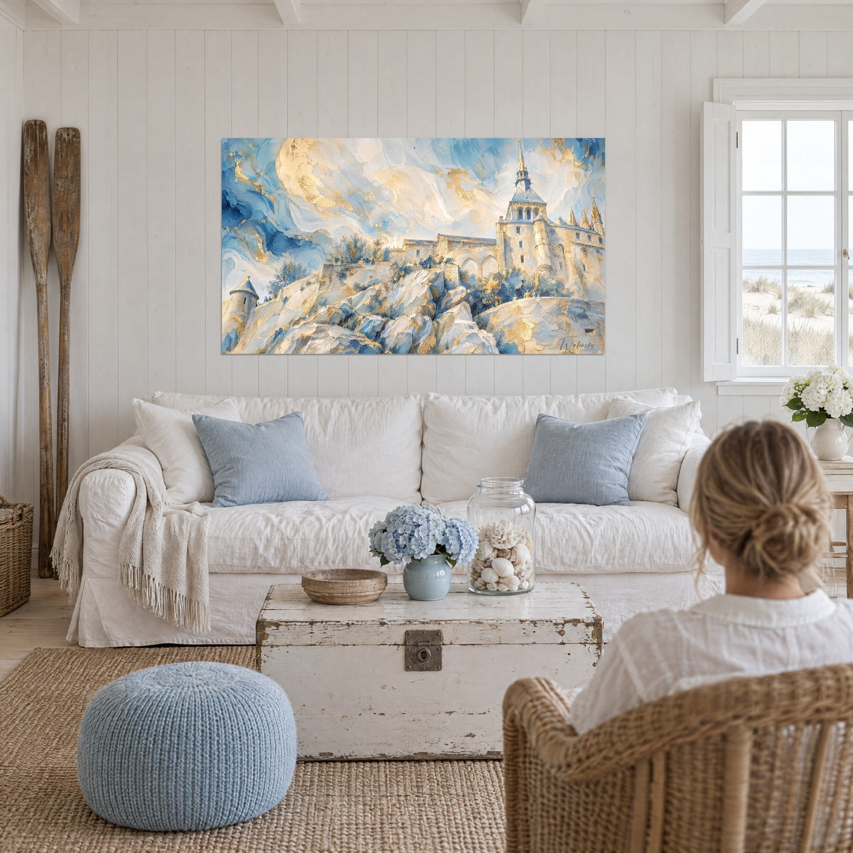 Schilderij abdij op de rots gebouwd, hemelsblauw en goud, hoog oprijzende spits, boven een bank in een lichte woonkamer