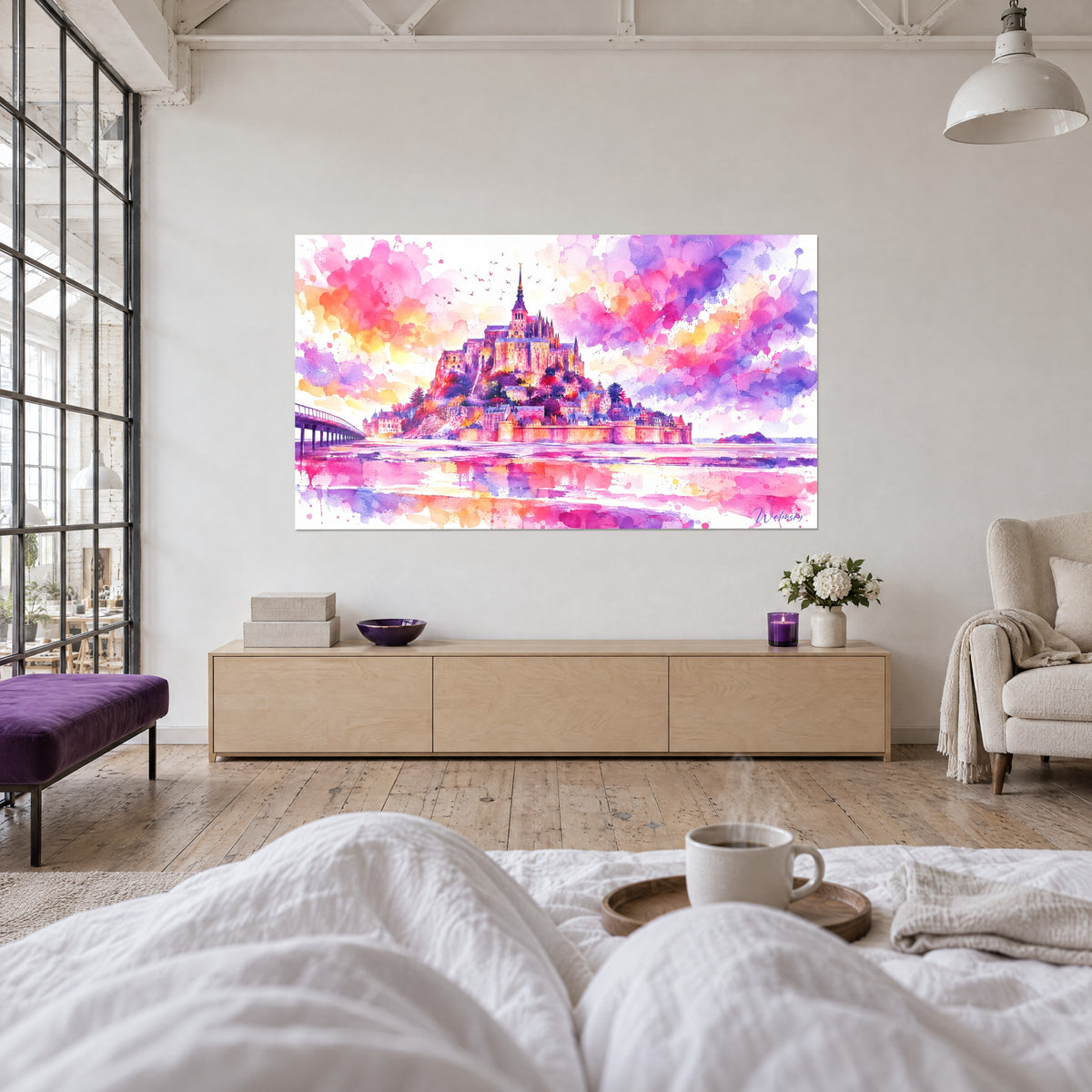 Schilderij versterkte rots met fuchsia en violette wolken, saffraankleurige weerspiegelingen op de stranden, boven een bed in een lichte slaapkamer