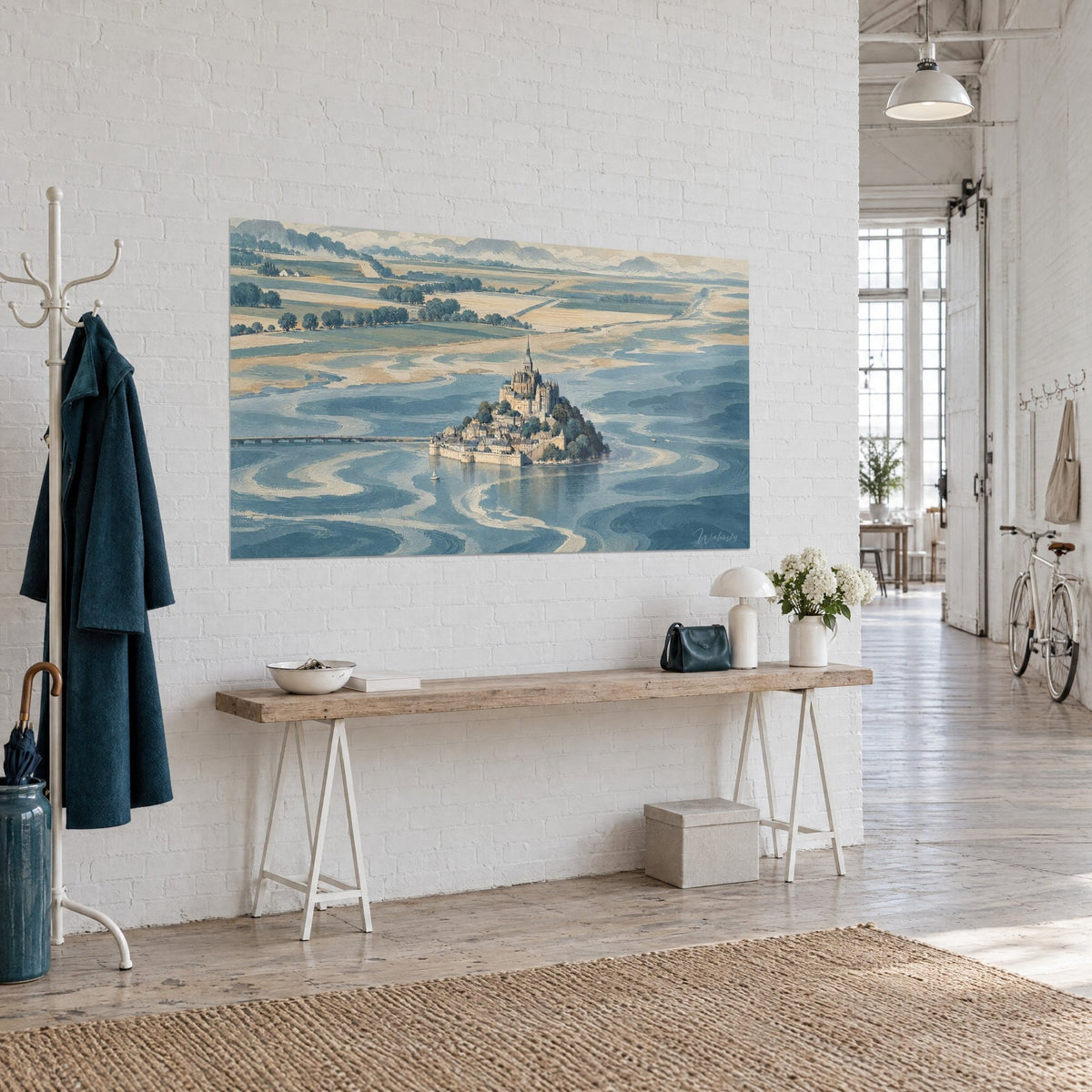 Schilderij van Mont-Saint-Michel in luchtaquarel, gouden torenspits, oker lint en leiblauw water op een witte loftmuur